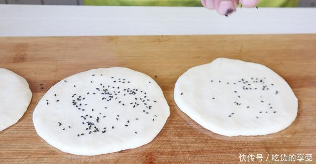 面团|外婆30年的烙饼诀窍,全程详细教你,烙出的饼柔润不发硬,超好吃