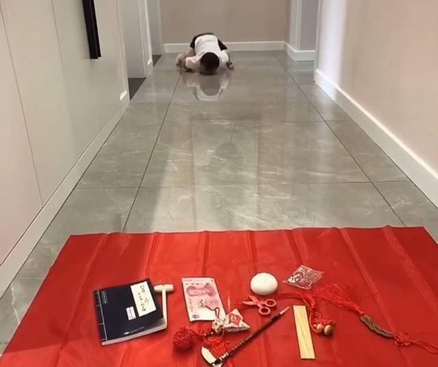 宝宝|宝宝抓周“出师不利”,刚登场就栽倒,哭着抓取的物品笑翻妈妈