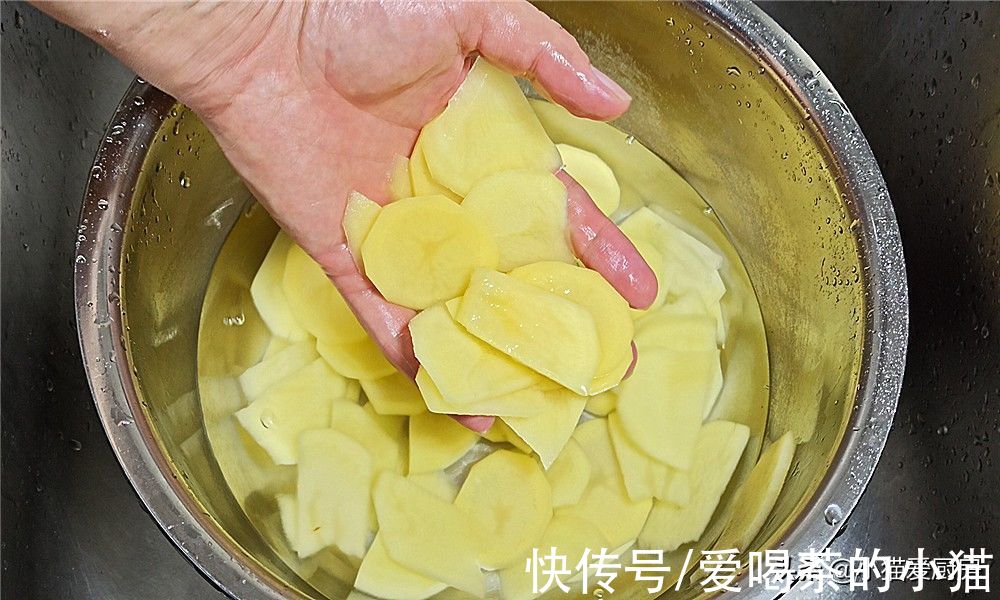 教你“干锅土豆片”做法，麻辣鲜香，特别开胃，冬天吃完浑身暖和