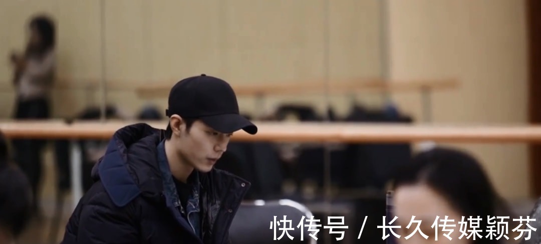 肖战|肖战话剧纪录片曝光,无实物表演吃东西被辣到,素颜出镜无包袱