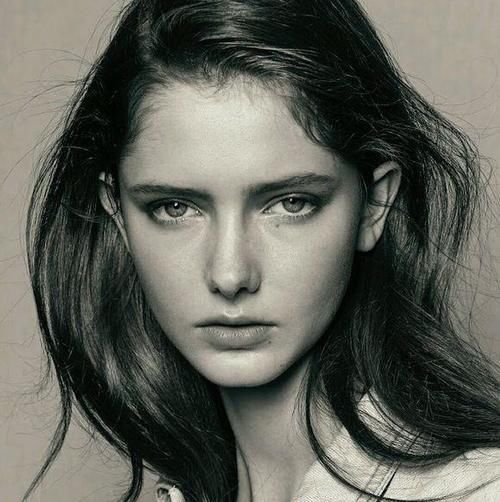 全球最美女人被质疑照片是美颜,当素颜曝光后,网友:美女对不起