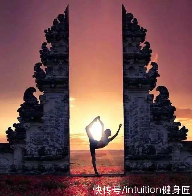 燃脂|24岁瑜伽美女博主,拥有200万粉丝,仅一张自拍照都价值上万