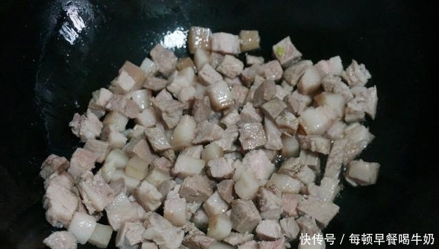 锅中|酱肉包子,整粒的肉丁,嚼起来真带劲