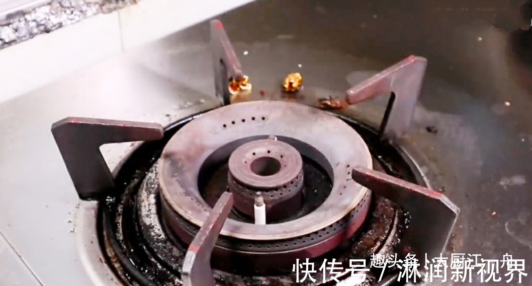 把一个牙膏挤在生姜上,真是太实用了,许多人不知道,看完试试吧