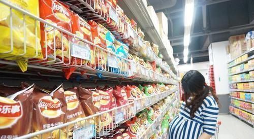 改正|“只是碰了一下,有啥关系”7岁男孩猛撞孕妇被打,网友活该