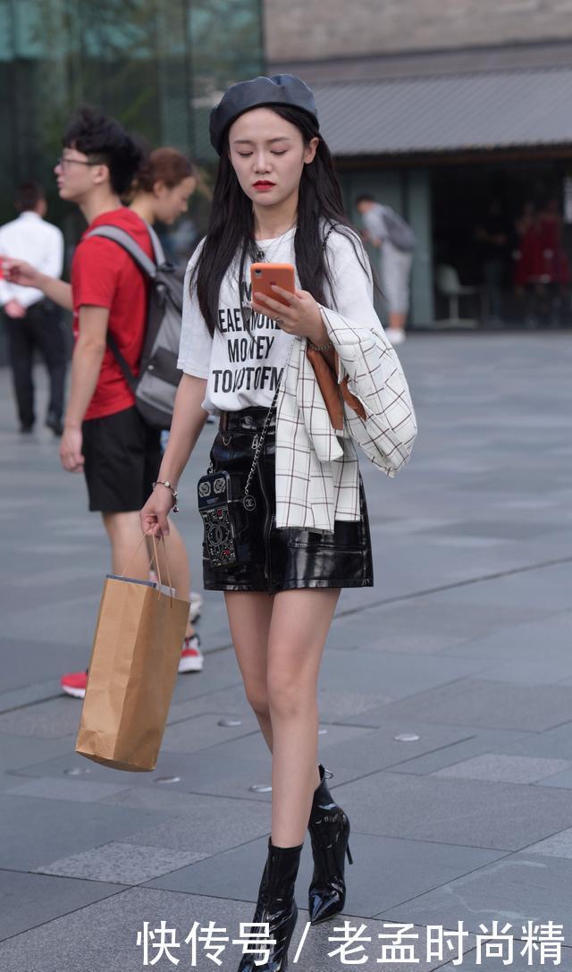 姑娘|街拍:暖冬, 时髦的姑娘穿皮裙、穿皮靴、戴皮帽, 穿出挺括硬朗风