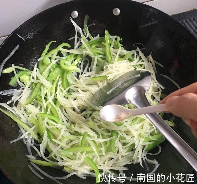 土豆丝|炒土豆丝时,先放醋还是后放醋?很多人都做错了,难怪不好吃!