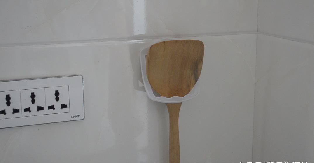 洗菜池边上放一个油桶提手, 作用太棒了, 解决了很多家庭的烦恼