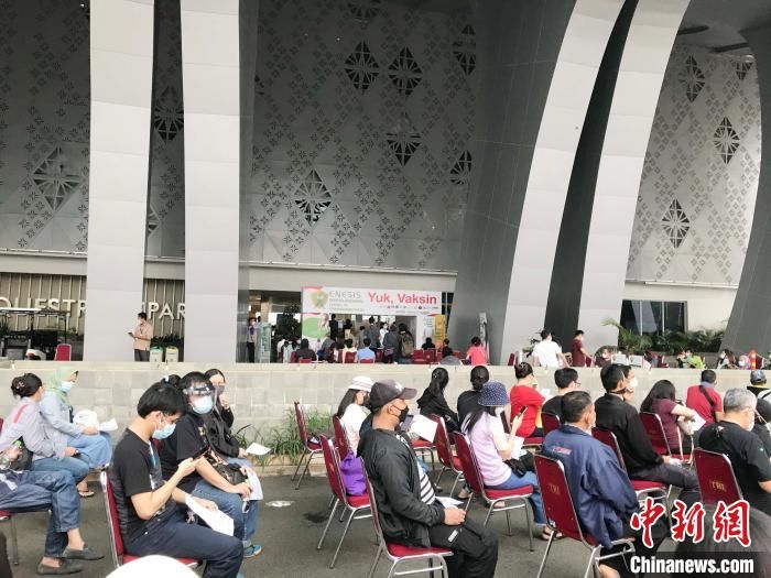 接种|印尼单日新增确诊超2万例再创新高 雅加达民众踊跃接种疫苗（图）