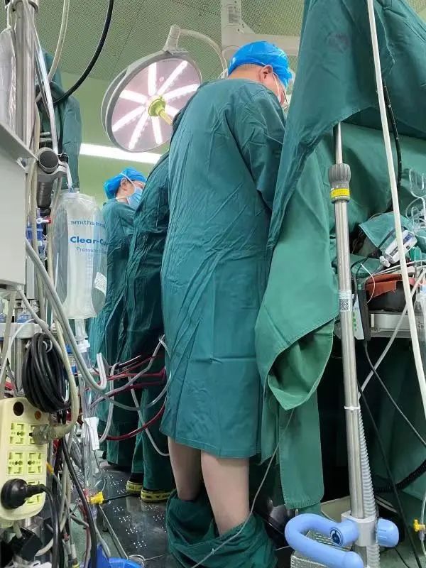 手术室|做手术时裤子掉了浑然不知？90后医生回应：有些不好意思，但救回患者很开心