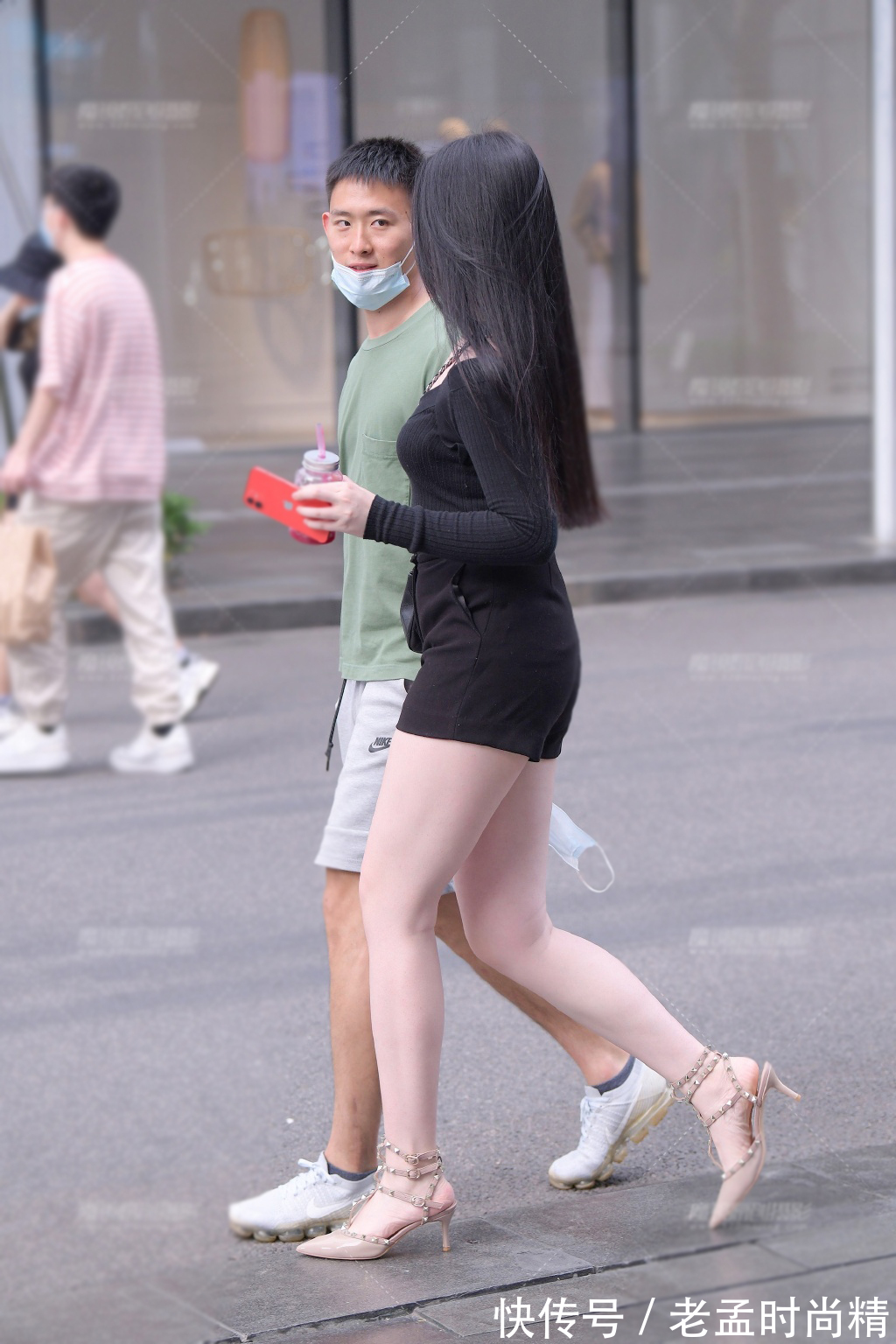 黑色|街拍:夏日一身黑色系穿搭,衬肤又显气质,很适合白皙的女生穿搭