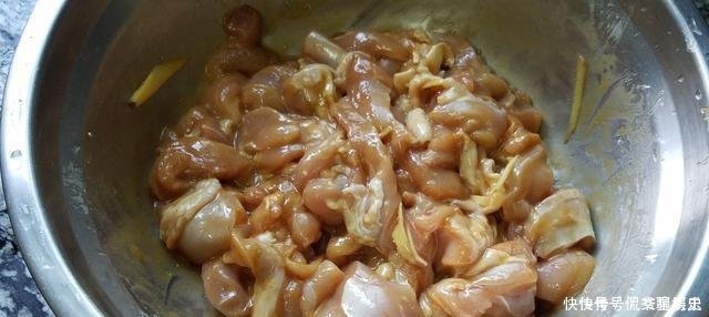 我家鸡腿从不红烧、加2包榨菜、不加一滴水,上桌就被吃光光