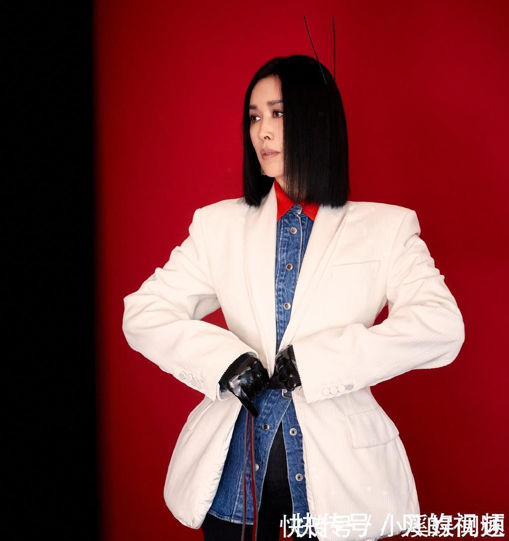 刘海 50多岁的女人留什么发型美？齐肩短发清爽又时尚，披肩发也可以