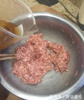 调饺子馅时,放热油还是放香油?面馆老师傅:都错了,别乱放