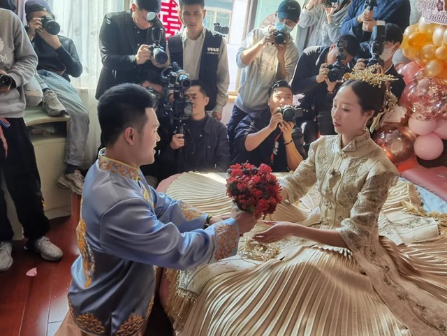 女排|双喜临门!奥运冠军石智勇晒最新动态,女排未婚妻肤白貌美颜值超高