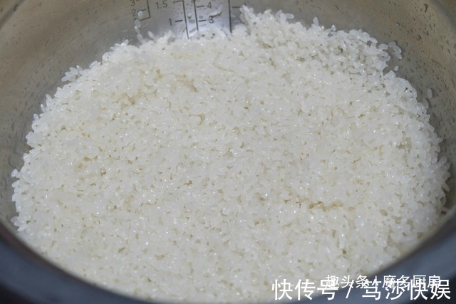 大米|电饭锅只蒸白米饭太浪费,4种食材和大米同煮,有肉有菜香喷喷