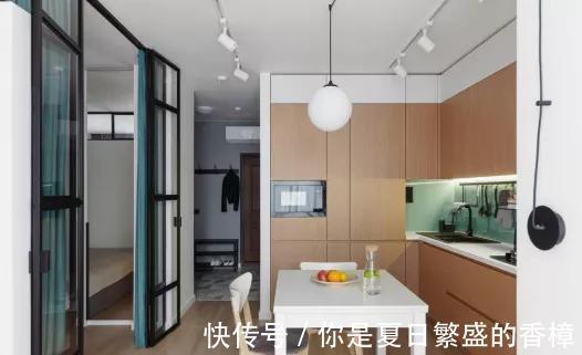 玻璃|客厅一分为二当卧室,用玻璃折叠门做隔断,聪明人都这样设计了