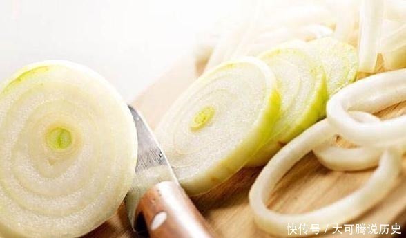 黄皮洋葱|买洋葱,紫皮白皮哪个好!老菜农说漏嘴,2种区别大,别再买错了