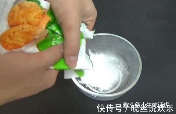 小苏打|洗衣服不要只放洗衣液，里面扔两个它，多脏的衣服都能干净如新