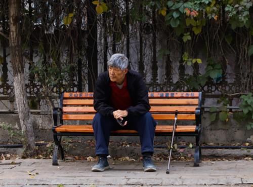 老了想活得有尊严，3种东西别交给子女，是对自己的人生负责