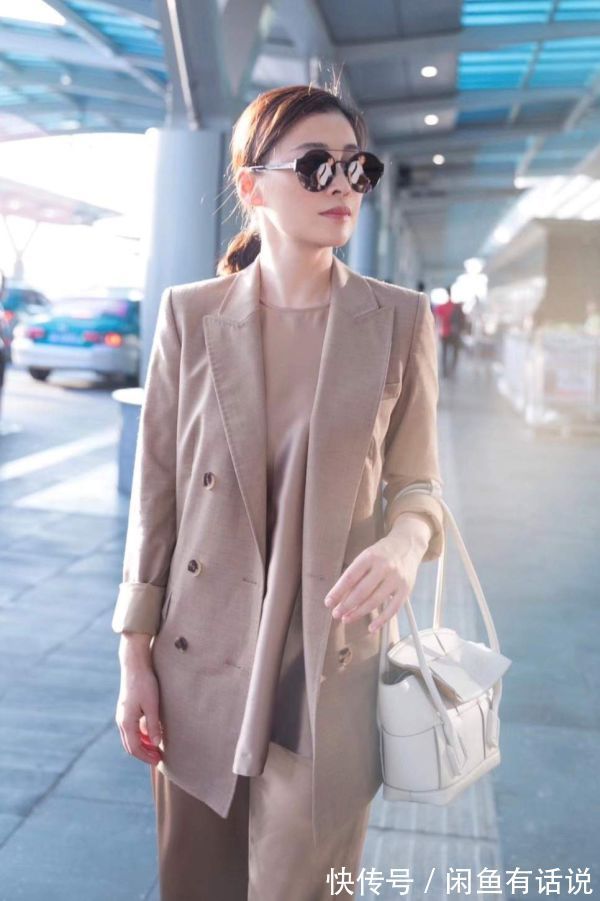 优雅 真正会穿的女人,都懂得用“同色系+一点白”,优雅大气还显高级