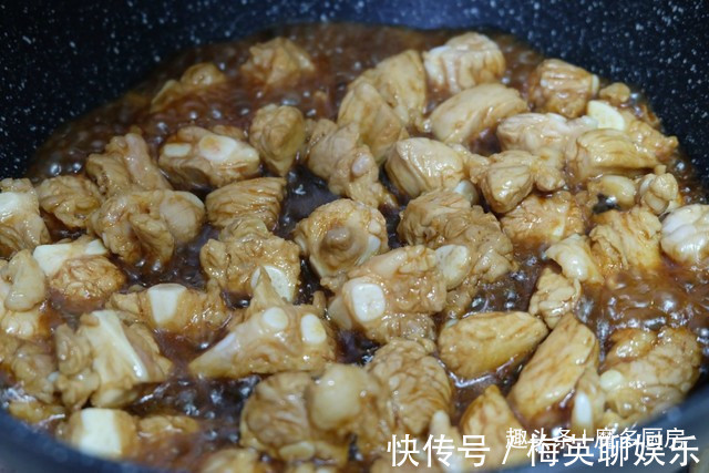 电饭锅只蒸白米饭太浪费，4种食材和大米同煮，有肉有菜香喷喷