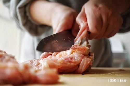 激素|乳腺健康与饮食有关吗？有人说不能吃鸡肉，究竟有没有道理？