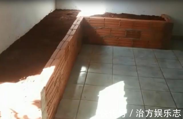 卡座|公公一根筋,客厅不放沙发,坚持红砖砌卡座,用旧床单包着,土!