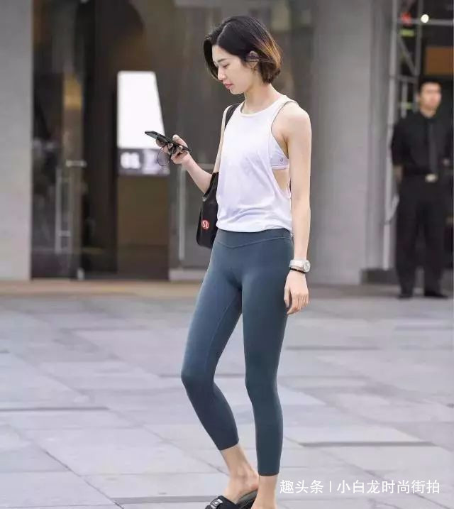 反光 美女这上衣和打底裤都反光, 想低调都难啊