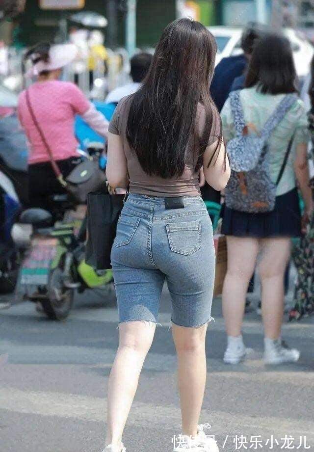 驼色 灰色一字肩上衣搭配黑色百搭打底裤,看起来高级,清新又脱俗