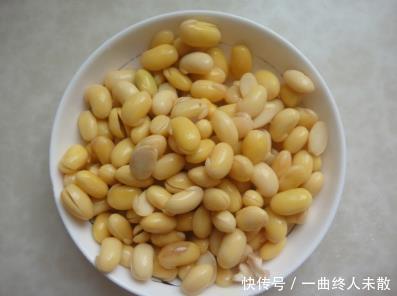 做豆浆，豆子泡好别直接打大厨教你一招，豆浆香浓细腻，特好喝