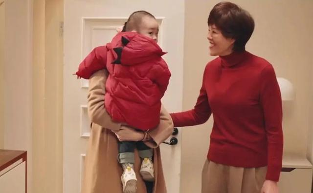 主教练|可爱孙子登门拜访!女排主帅祖孙同堂满脸笑容,小孙子太会来事了