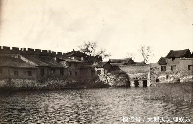 1914年山西蒲州老照片，山西蒲州古城门与破旧的寺庙