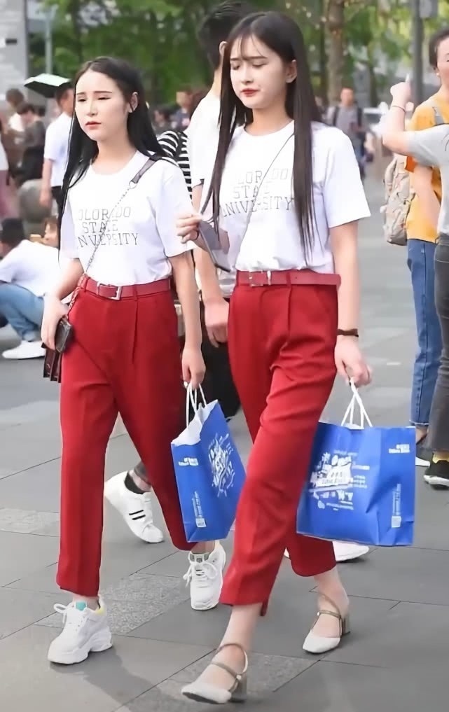 闺蜜同穿“辣椒裤”,一个初中生一个“社会人”,鞋子很重要!