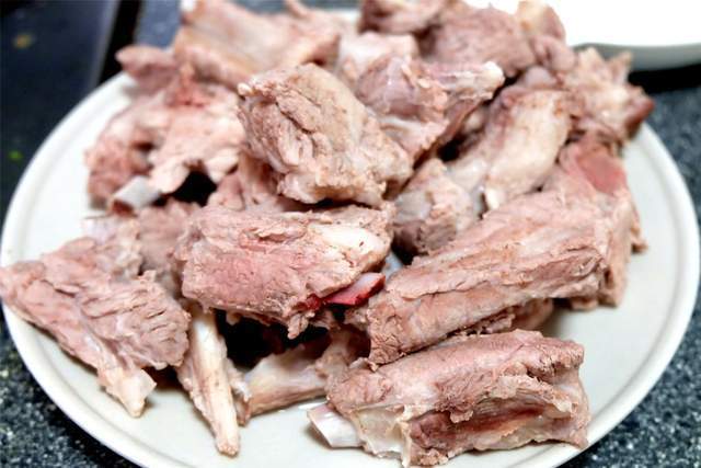 胡萝卜|地道农家菜土豆炖排骨，营养美味还实惠，排骨入口软烂满嘴留香