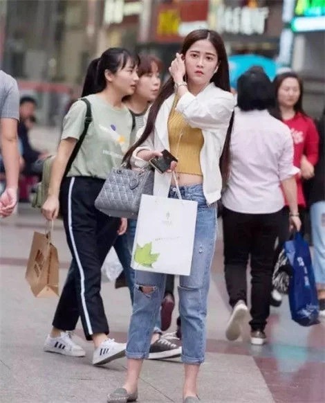 美女|街拍:美女白色阔腿裤套装,长发披肩展现温婉气质,绰约多姿