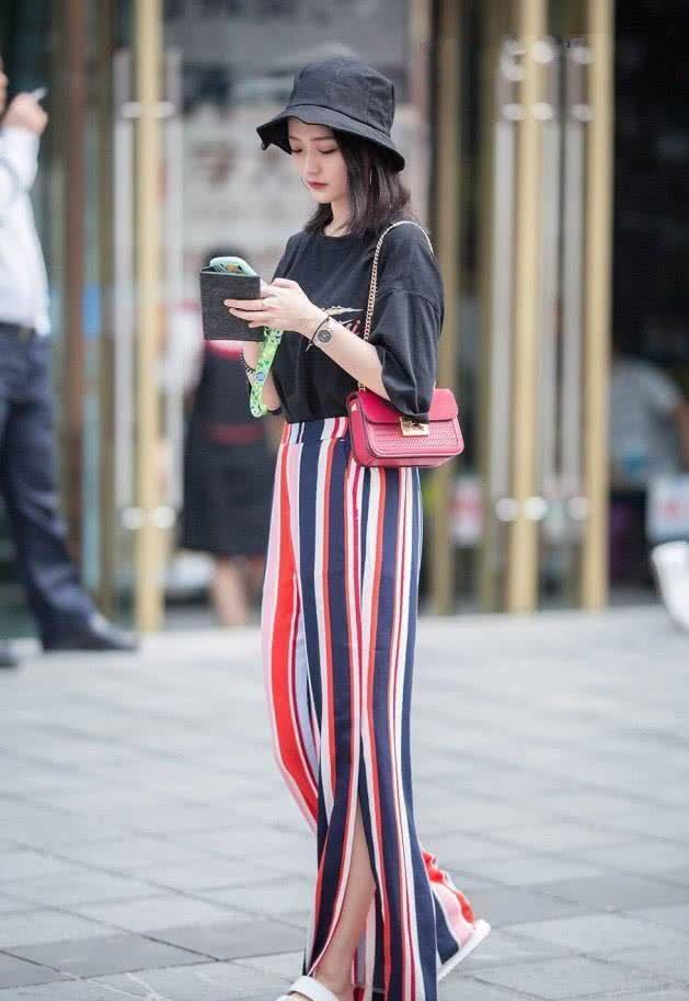 街拍:小姐姐绿色上衣搭配浅色牛仔裤,休闲搭配很显优雅身姿