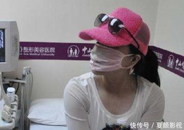 “粉红宝宝”:为了美13年整形200多次,现在只能坐在轮椅上