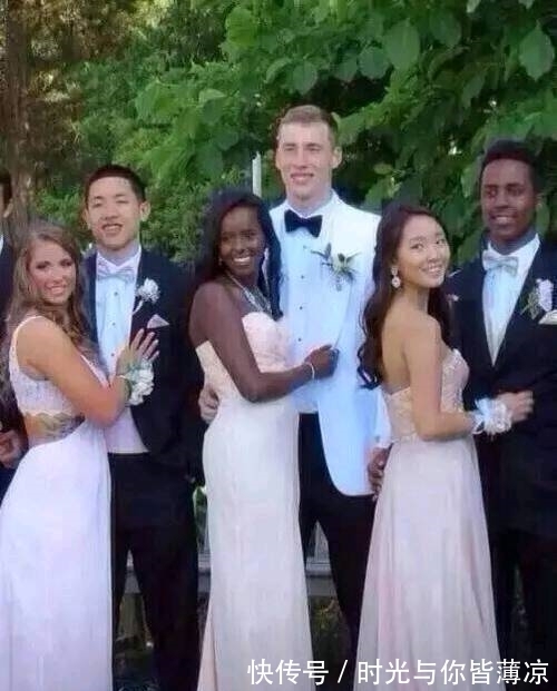 |搞笑图片幽默段子笑话:哈哈,两只企鹅外形上差距还蛮大的啊