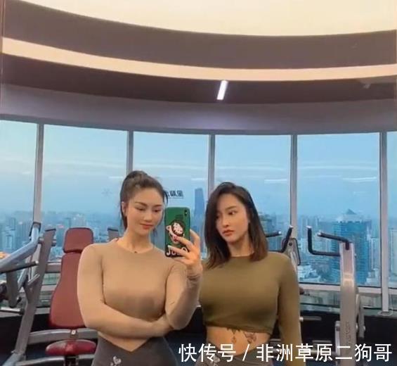 穿搭|时尚气质穿搭,美女网红闺蜜穿上瑜伽裤后,有双极品美腿!