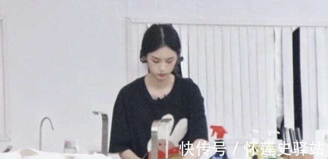 姚安娜|《中餐厅》路透,黄晓明忙碌,姚安娜干活偷懒,紧皱眉头玩手机!