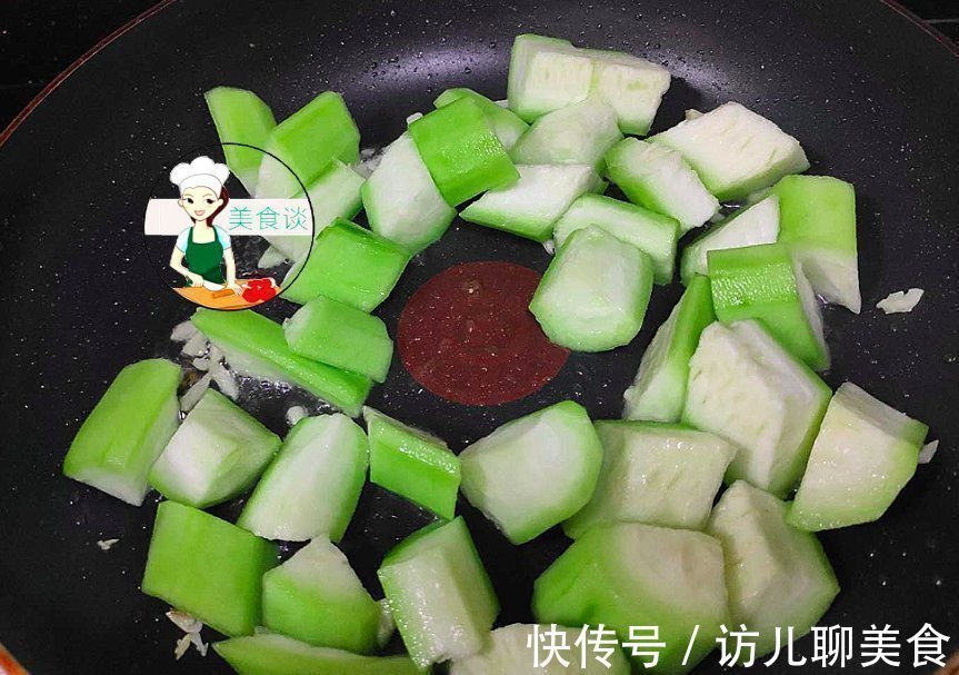 实惠|入秋后,这两样素菜一起炒,不放肉也很鲜甜,营养实惠,儿子爱吃