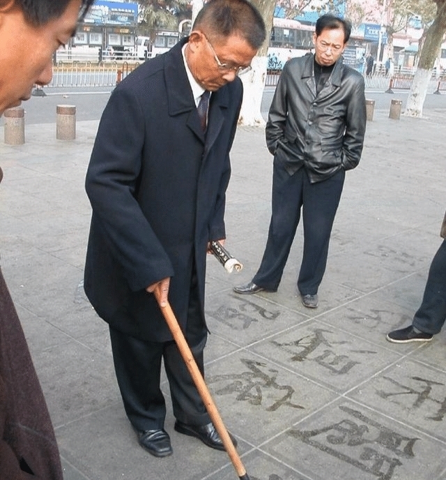 书法！为何街头写书法的人字很好看, 却不能被当作书法家? 专家解释: 不入流!