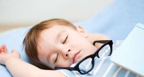 睡眠质量|妈妈带娃猛长个,奶奶带娃'生长停滞',偷走娃身高'元凶'抓到了