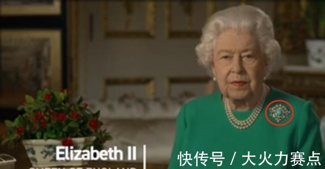 公共场合|英女王全国讲话未涂钟爱的粉色口红,佩戴罕见胸针,装扮暗含深意!