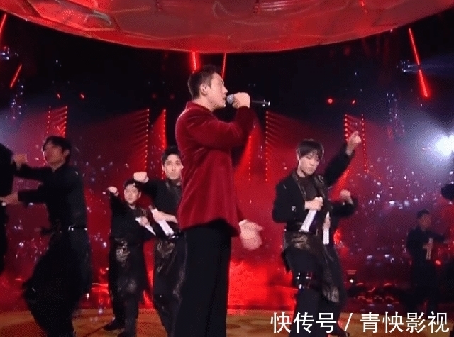 跨年夜现场太热闹:龚俊把信带偏,杨紫被嘲脸僵,杨幂隔空献吻