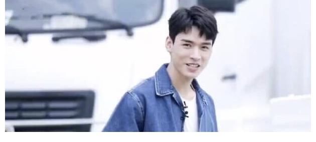 黄晓明|在综艺节目中，身兼数种“功能”的龚俊，忙到表情失控？