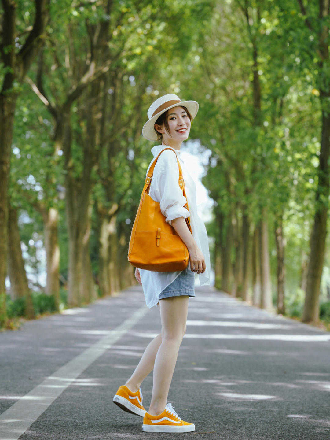 时髦|天热了，裤子就收起来吧！今夏流行“T恤衬衫+半裙”，高级时髦