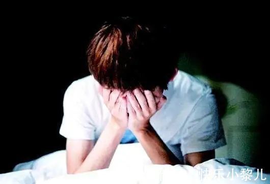 孩子|因睡觉被叫醒，14岁男孩愤怒跳楼，“起床气”大的孩子父母别忽视