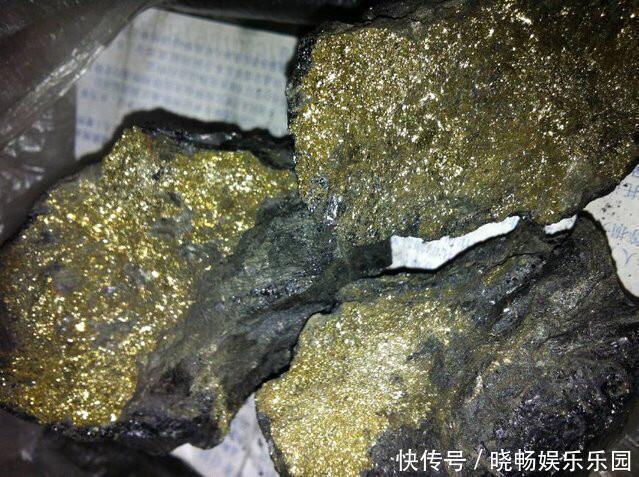 矿工们 为什么煤炭里面会有金灿灿的东西,这是什么?今天算长见识了